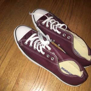 Burgundy men’s converse